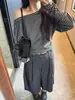 Camiseta negra de manga larga con rayas estilo coreano, hombros descubiertos, para mujer, perfecta para principios de otoño, chic y elegante, una preciosa blusa holgada