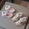 Zapatillas deportivas para niños 2026 nuevas antideslizantes de suela blanda unisex casual Zapatos de entrenamiento alemanes para primavera y otoño, zapatos sencillos para bebé para otoño