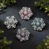 Nuevo Broche Creativo de Copo de Nieve Giratorio, Broche Tridimensional de Gama Alta, Accesorios Elegantes para Pines de Traje y Abrigo al por Mayor