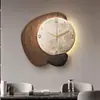 Relógio de parede moderno de luxo leve com design de pedra texturizada, relógio decorativo para casa de temporada e decoração de casa, relógio plano 2D silencioso