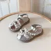 Nuevas Sandalias Infantiles 2026 Verano Cómodas Modernas Sencillas Zapatos de Playa para Niñas Zapatos para Niños con Perlas y Lazo de Princesa