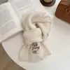 Novo Estilo de Lenço para Mulheres, Estilo Maillard Outono e Inverno Estilo Coreano Lenço de Moda Bordado, Lenço Quente para Estudantes Fabricante Atacado