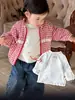 Roupas para Bebê Menina Primavera 2026 Conjunto de Macacão Classe A Jeans para Meninas Blusa Jaqueta Xadrez Conjunto de Três Peças 1