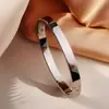 Al por mayor transfronterizo chapado en oro para mujer, sentido de alta gama para mujer, joyería que no se decolora, pulsera de acero de titanio para Instagram