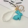 Llavero de Cadena de Perlas de Conejito Pequeño con Incrustaciones de Diamantes de Arcilla Cerámica Transfronterizo Adorno de Colgante de Coche de Moda Colgante Pequeño de Bolso con Diamantes Completos Exquisitos
