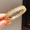 Pulsera Abierta de Mariposa y Flor con Circonita Redonda Estilo Medieval, Personalizable y Versátil, Joyería de Lujo Ligero y de Alta Gama