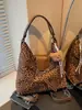 Bolso de hombro grande de moda transfronteriza con estampado de leopardo simple para el trabajo, los desplazamientos y las clases, bolso cruzado casual de nicho estilo coreano