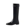 Botas de cavaleiro de couro femininas, novo estilo 2026, botas longas com saltos grossos, enfeites de moedas de ouro pequenas, botas de cano alto, couro genuíno, botas longas de salto baixo