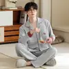 Pijama de primavera y otoño para hombre, hecho de terciopelo alemán, con mangas largas y pantalones largos, cuello de solapa, estilo cárdigan, talla grande, simple y casual, adecuado para usar en casa y al aire libre