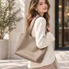 Coleção nova de 2026: Bolsa tote de couro bovino de primeira camada, bolsa de ombro casual em couro macio, simples e versátil, bolsa de mão feminina em couro genuíno