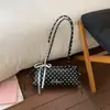 Bolsa de Braço Doce com Bolinhas Tendência de Nicho para Mulheres, Nova Bolsa de Ombro Versátil 2026, Bolsa Baguete Versátil para o Dia a Dia