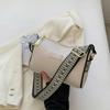 A bolsa pequena popular deste ano para mulheres, simples, versátil, 2023, nova moda, bolsa mensageiro de alça larga, popular online, bolsa almofada popular