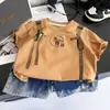 2026 Nuevo Traje de Verano para Niños de Manga Corta Patrón de Lazada para Niños Top de Cuello Redondo Pantalones Cortos Conjunto de Dos Piezas Moderno