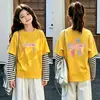 Camiseta de algodón a rayas de manga larga, estilo coreano y moderna, para niñas, un nuevo diseño de primavera/otoño, corte holgado, versátil y con cuello redondo, adecuada para niños de talla mediana a grande