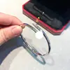 Pulsera de Uñas de Oro V de Alta Gama para Mujer, Chapada en Oro Rosa de 18 Quilates, Incrustada con Diamantes, Pulsera Abierta Elástica de Lujo Ligero, Moderna Cnc