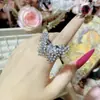 Anillo Camellia's New Gilt Butterfly Starry Zirconio Chapado en Oro de 18K Super Brillante Alas Asimétricas Completamente Incrustadas de Diamantes