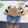 2024 Roupa de Primavera para Meninos Conjunto Novo Pequeno Dinossauro Roupa Infantil Estilo Infantil Moletom Calça Longa Jeans Fabricante Atacado