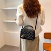 Nova bolsa retrô de cor sólida pequena 2022 moda outono em relevo bolsa mensageiro estilo ocidental rombus simples bolsa feminina portátil