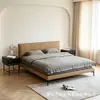 Cama tapizada minimalista de piso con cabecero de cuadrícula segmentada, patas bajas, tapicería elegante y pulcra para dormitorio principal, cama de madera maciza