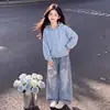 Conjunto Versátil de Duas Peças para Meninas: Jaqueta com Capuz e Zíper de Manga Longa Estilo College 2026 e Jeans com Laço