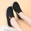 Novos Sapatos Femininos de Outono, Slip-On Casual Impermeáveis Respiráveis Sapatos de Mãe, Sapatos de Pano Velho de Pequim, Superfície de Couro Antiderrapante Sapatos Preguiçosos