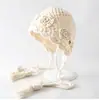 Gorro de Punto de Ganchillo Hecho a Mano Retro con Tiras y Borlas para Mujer Otoño Dulce Versátil Casual Cálido de Lana