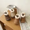 Botas de nieve cálidas forradas de polar con lunares estilo retro para niños, nueva colección otoño/invierno 2026, zapatillas de algodón unisex modernas y versátiles con suelas antideslizantes