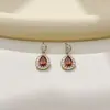 Brincos modernos e estilosos com um toque de luxo, apresentando um design minimalista com zircônia cúbica, perfeitos para o uso diário e para ir ao trabalho, e versáteis o suficiente para complementar qualquer look, oferecendo um toque de luxo discreto.
