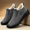 Sapatos de algodão com forro de fleece para o inverno com solas de pneu, botas de algodão para exterior, design slip-on, à prova de vento, impermeáveis e à prova de neve, sapatos de pai, botas de neve para homem