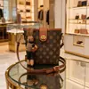 Bolso Cubo Clásico con Monograma de Alta Gama Transfronterizo para Mujer, Bolso de Mano de Lujo Ligero de Nicho, Bolso Cruzado Elegante para Oficinistas