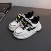 Zapatillas Deportivas Ligeras de Cuero de Ultra Fibra para Niños Moda Nueva Primavera 2026 Simples Versátiles Dibujos Animados Calzado Casual 5640