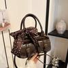 Comércio exterior da bolsa pequena popular deste ano feminina 2025 nova bolsa de travesseiro portátil vermelha retrô para o dia a dia bolsa mensageira versátil