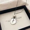 Collar de cordón de cuero con perla cuadrada de acrílico, estilo vintage y artístico, cadena para suéter, diseño único, joyería de lujo ligera, venta al por mayor