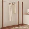 Estante de Exhibición para Tienda de Ropa Estante de Pie de Acero Inoxidable Estante para Ropa de Mujer Color Nogal Estilo Antiguo Colgador de Ropa de Pared