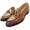 Nuevos Zapatos para Hombre de Cuatro Estaciones: Zapatos Casuales de Moda para Jóvenes sin Cordones con Punta Aguda, Borlas y Grabado en Estilo Retro Británico
