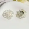 Cuentas Tubulares de Lujo Ligero Vintage Flor Hueca Margarita Pendientes DIY Tachuelas Clips Laterales Funda de Teléfono Decoración de Flor para Zapatos Accesorios