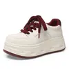 Tênis branco de sola grossa feminino, novos sapatos casuais de outono 2026, tênis que aumentam a altura, sapatos femininos versáteis em estoque