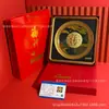 Emblema Corporativo Personalizado con el Personaje "" en una Placa Redonda, Símbolo de Prosperidad y Buena Fortuna, Adecuado como Regalo Promocional, Artículo de Artesanía o Regalo para Conferencias de Negocios