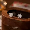 Aretes de Plata Pura S999 Flor de Ciruelo para Mujer, Versátiles Aretes de Plata Esterlina Flor Hueca para Estudiantes, Estilo de Moda y Fresco, Venta al por Mayor