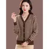 Nova Coleção Outono/Inverno 2026: Cardigã de Tricô Listrado com Decote V Estilo Coreano, Peça de Roupa Externa Suéter Versátil, Top Tendência Feminino