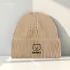 Gorros de Lana Cálidos de Otoño e Invierno para Mujer, Gorros Tejidos Lindos con Bordado de Letras y Osos, Gorros Fríos de Punto para Parejas de Estudiantes Venta al por Mayor