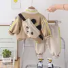 Traje de Tres Piezas Nuevo para Niños de Primavera y Otoño Fabricante Mayorista para Niños y Niñas Cárdigan Chaqueta de Manga Larga Pantalones Cómodos de Algodón