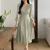 Enviado. Vestido elegante de manga comprida com decote em V, estilo francês, para mulheres, nova coleção de outono, acinturado, comprimento médio