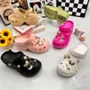Tamancos de Sola Grossa Personalizados de Fábrica para Aumentar a Altura para Mulheres, Acessórios de Desenho Animado, Sapatos de Praia com Sensação de Cocô, Impressão por Transferência de Água, Comércio Exterior Transfronteiriço