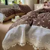 Conjunto de quatro peças em gaze de camada dupla com babado grande de renda estilo francês Classe A com pequenas estampas florais para meninas, adequado para dormitórios estudantis, conjunto de três peças