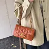 Bolso Cuadrado Pequeño Bordado Acolchado Texturizado Nuevo Estilo Otoño e Invierno 2025 Bolso Pequeño con Cadena Estilo Fragante Bolso de Hombro Cruzado de Moda para Mujer