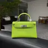 Mini bolso Kelly cosido a mano con hilo encerado de patrón de lagarto, forro de piel de vacuno de plena flor, detalles tachonados a mano de piel de oveja y herrajes de acero completo