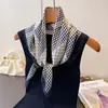Lenço Quadrado Estampado Versátil de Seda Falsa Profissional, Xale, Lenço de Pescoço, Gravata de Pescoço de Alta Qualidade, Lenço Quadrado Pequeno, Lenço de Cabeça, Lenço de Seda, Lenço para Mulheres