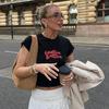 Camiseta corta negra de manga corta con letras estilo milenio Y2K estilo americano para mujer, estilo sexy, corte ajustado con hombros descubiertos.