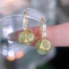 Nuevos pendientes de bola de ópalo verde con hebilla para la oreja, de moda, ligeros, de lujo, con diseño de nicho, con sentido del humor, pendientes que combinan con todo, al por mayor
